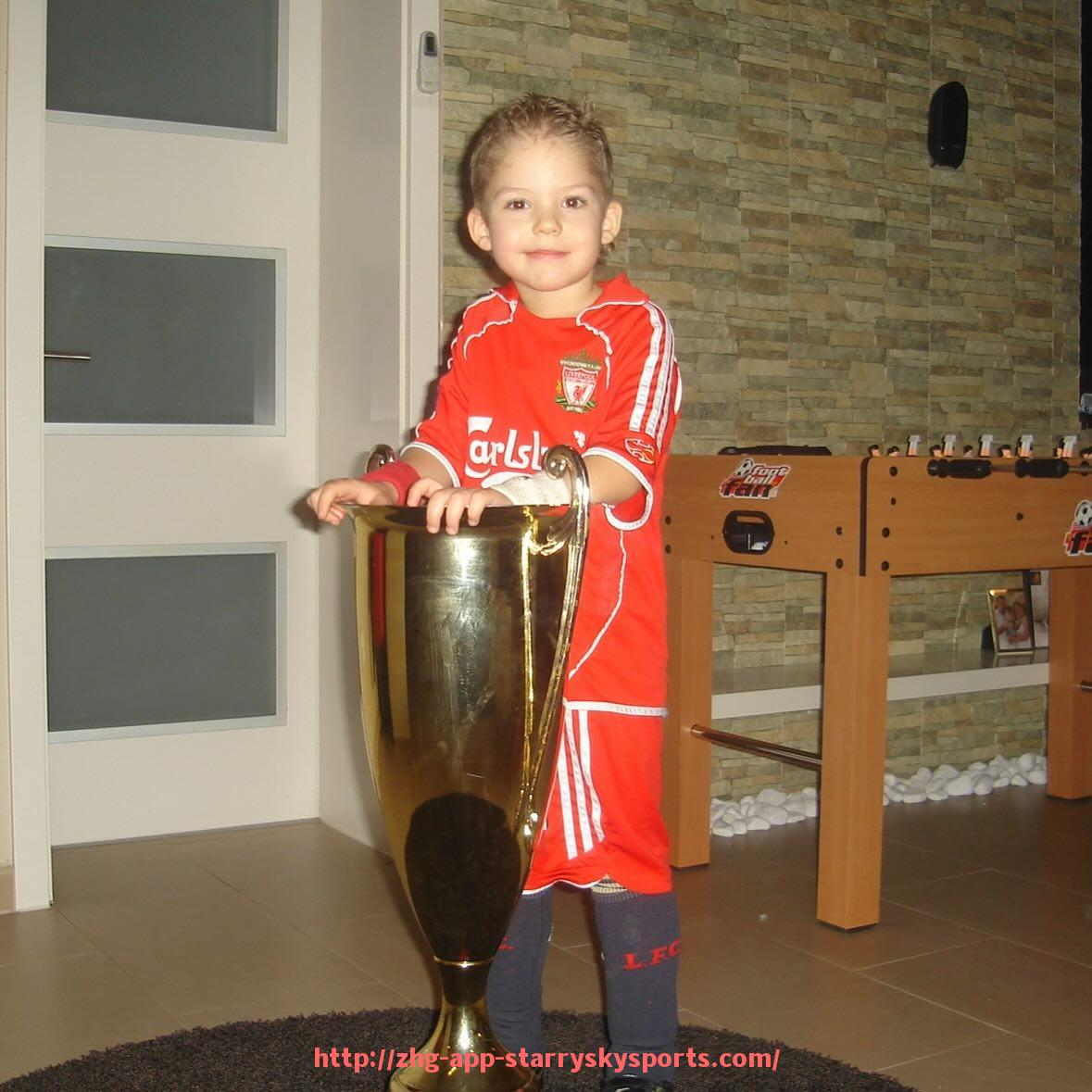 星空体育app-西甲巴萨联赛实况表现与战术风格深度分析